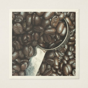 Gebratene Kaffeebohnen mit silberner Serviette