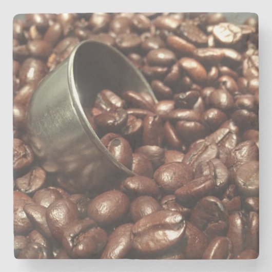 Gebratene Kaffeebohnen mit silberner Steinuntersetzer (Vorderseite)