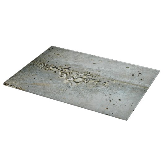 Gebrochene Betonmauer mit kleinen Steinen Schneidebrett (Ecke)