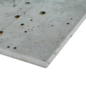 Gebrochene Betonmauer mit kleinen Steinen Schneidebrett (Ecke)