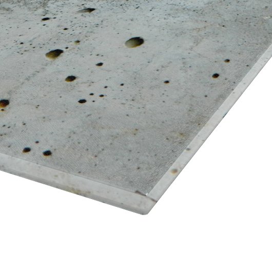 Gebrochene Betonmauer mit kleinen Steinen Schneidebrett (Ecke)