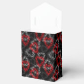 Gebrochene Herzen auf schwarzem Hintergrund rot un Geschenkschachtel (Geöffnet)