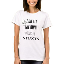 gebrochener Arm Ich tue mein eigenes Stunts-Shirt