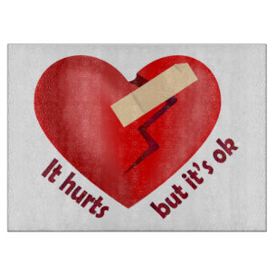 Gebrochenes Herz mit Pflaster und Lebenszitat gehe Schneidebrett