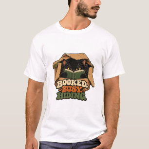 Gebucht Belegt Versteckt Schwarze Katze Liest ein T-Shirt