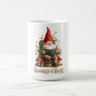 Gebuchteter und beschäftigter lesender Gnom Kaffeetasse