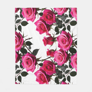 Gebündelte rote und rosa Rosen auf einem stark wei Fleecedecke
