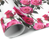 Gebündelte rote und rosa Rosen auf einem stark wei Geschenkpapier (Rolleneckpunkt)