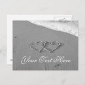 Gebundene Herzen im Sand | Romantische Strandszene Postkarte (Vorne/Hinten)