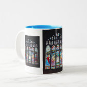 Geburt Christi auf einem Buntglasfenster Zweifarbige Tasse (Vorderseite Links)