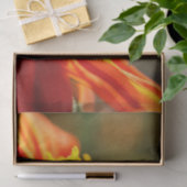 Gebürtige Biene in einem orange Seidenpapier (Geschenk)