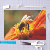 Gebürtige Biene in einem orange Seidenpapier (Handwerk)