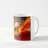 Gebürtige Biene in einer orange Blumen-Tasse Kaffeetasse (VorderseiteRechts)