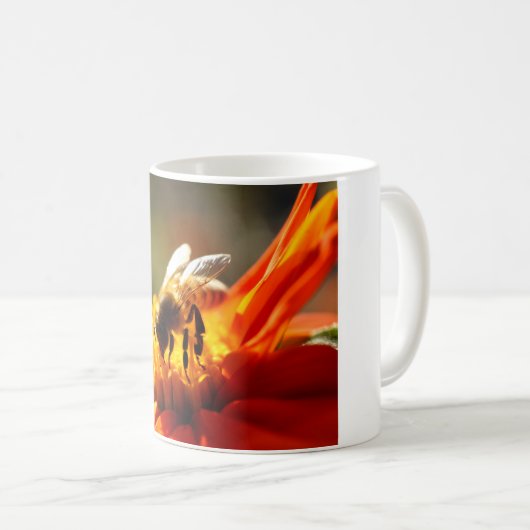 Gebürtige Biene in einer orange Blumen-Tasse Kaffeetasse (VorderseiteRechts)
