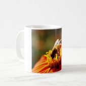 Gebürtige Biene in einer orange Blumen-Tasse Kaffeetasse (Vorderseite Links)