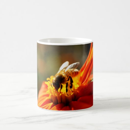 Gebürtige Biene in einer orange Blumen-Tasse Kaffeetasse (Mittel)