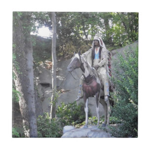 Gebürtiger Ureinwohner-Leiter mit Pferd Fliese