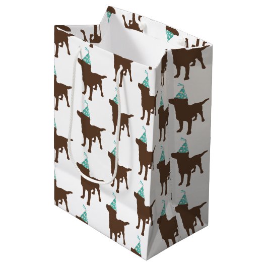 Geburtsdatum Labrador Schokolade Hund in Party Hut Mittlere Geschenktüte (Vorderseite Schrägansicht)