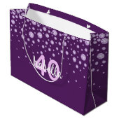 Geburtsdatum lila rosa Monogramm Name Diamanten Große Geschenktüte (Rückseite Schrägansicht)