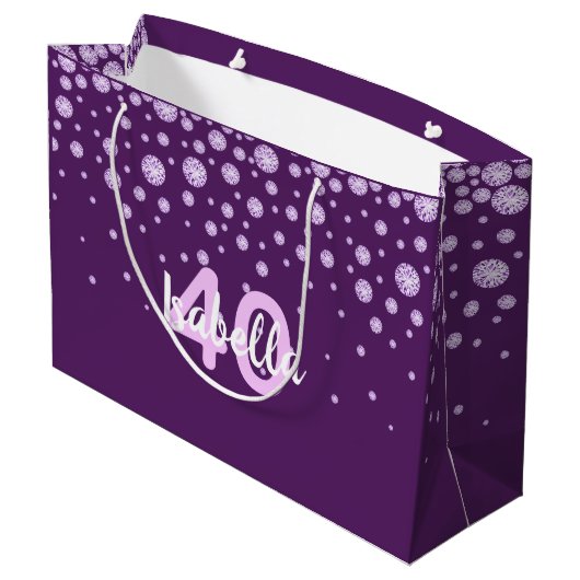 Geburtsdatum lila rosa Monogramm Name Diamanten Große Geschenktüte (Rückseite Schrägansicht)