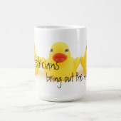 Geburtshelfer und gelbe Gummienten Kaffeetasse (Mittel)