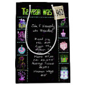 Geburtsjahr 1962 Fun Trivia auf schwarz Mittlere Geschenktüte (Vorderseite)