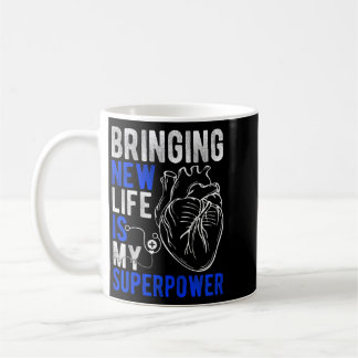 Geburtskrankenschwester bringt neues Leben ist Kaffeetasse