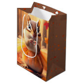 Geburtstag Chipmunk mit Herbst Herz Mittlere Geschenktüte (Vorderseite Schrägansicht)