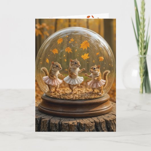 Geburtstag-Chipmunks tanzen in einer Glaskugel Karte (Vorderseite)