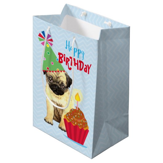 Geburtstag Cupcake Mops Mittlere Geschenktasche Mittlere Geschenktüte (Vorderseite Schrägansicht)