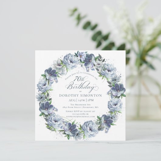 Geburtstag, Dusty Blue Blume Wreath Einladung (Stehend Vorderseite)