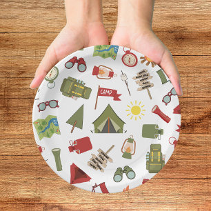 Geburtstag eines glücklichen Camper-Jungen Pappteller