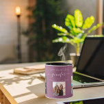 Geburtstag Foto Freund benennt plum lila Tasse<br><div class="desc">Ein Geschenk von Freunden für den 21. Geburtstag einer Frau, die ihr Leben mit 3 Fotos von ihr, ihren Freunden, ihrer Familie, ihrem Interesse oder ihren Haustieren feiert. Personalisieren und fügen Sie ihren Namen, Alter 21 und Ihre Namen. Ein gürteliger, weiblicher Pflaume, lila Hintergrund. Ihr Name ist mit einem modernen...</div>