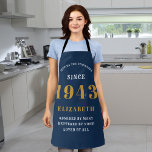Geburtstag Geboren 1943 Schürze der Blauen Goldfra<br><div class="desc">Eine personalisierte klassische blaue Schürze für die Geburtstagsfeier für jemanden, der 1943 geboren und 80 Jahre alt wurde. Fügen Sie den Namen zu diesem Vintagen Retrostil Blau, Weiß und Gold für ein individuelles 80 Geburtstagsgeschenk hinzu. Bearbeiten Sie den Namen und das Jahr einfach mit der Vorlage. Ein wunderbares Geschenk zum...</div>
