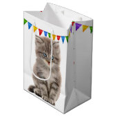 Geburtstag graue Kitten auf Weiß Mittlere Geschenktüte (Vorderseite Schrägansicht)