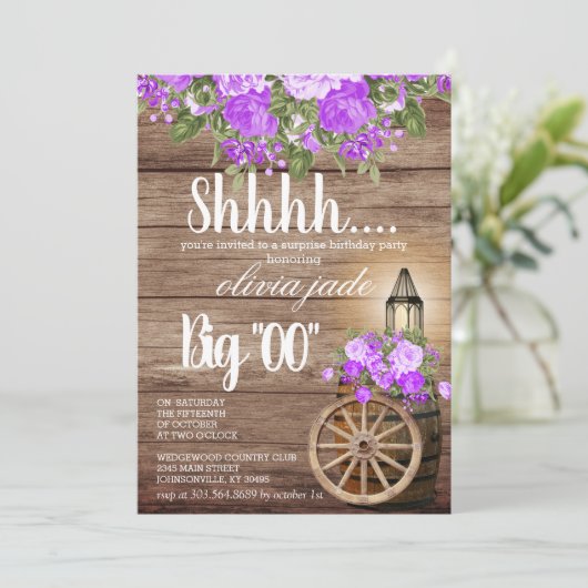 Geburtstag - Holzfass und violette Blumen Einladung (Stehend Vorderseite)