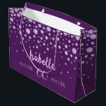 Geburtstag lila rosa Diamanten Name glasig Große Geschenktüte<br><div class="desc">Eine elegante und glamouröse Geschenktasche aus dem 60. Jahrhundert. Girly lila Kulisse und Imitate Diamanten. Vorlagen für einen Namen,  60 Jahre,  Geburtsdatum und Geburtstag.  rosa Buchstaben und Zahlen.  Der Name ist mit einem modernen handgeschriebenen Stift geschrieben.</div>