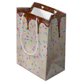 Geburtstag mit Name Dripping Chocolate Icing Mittlere Geschenktüte (Rückseite Schrägansicht)