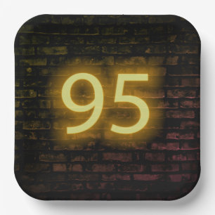 Geburtstag Neon 95 Zeichen auf der Ziegelmauer Pappteller