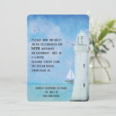 Geburtstag Party Segelboot und OzeanLeuchtturm Einladung (Stehend Vorderseite)