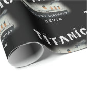 Geburtstag Personalisierter Name Titanic Geschenkpapier (Rolleneckpunkt)