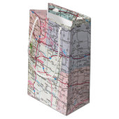 Geburtstag Retro Buick auf Karte Kleine Geschenktüte (Rückseite Schrägansicht)