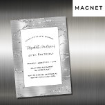 Geburtstag silberner eleganter Luxus Magneteinladung<br><div class="desc">Ein modernes silbernes Muster als Hintergrund,  weißer Rahmen. Personalisieren Sie Ihren Namen und Ihre Party-Daten und fügen Sie diese hinzu.</div>