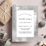 Geburtstag silberweiß elegant einladungspostkarte<br><div class="desc">Ein modernes silbernes Muster als Hintergrund,  weißer Rahmen. Personalisieren Sie Ihren Namen und Ihre Party-Daten und fügen Sie diese hinzu.</div>