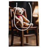 Geburtstag Teddy Bären auf einem Stuhl Mittlere Geschenktüte (Vorderseite)