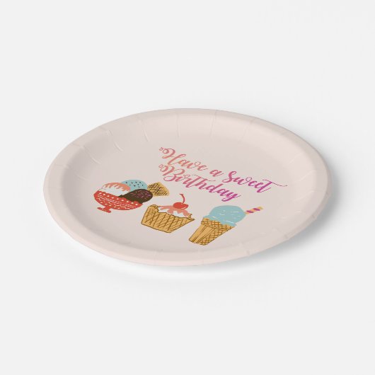 Geburtstags-Eiscreme-Illustration Pappteller (Schrägansicht)