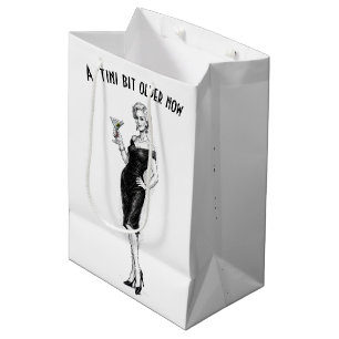 Geburtstags-Elegante-Frau mit Martini Mittlere Geschenktüte
