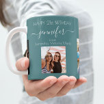 Geburtstags-Foto die besten Freunde nennen grün du Kaffeetasse<br><div class="desc">Ein Geschenk von Freunden für den 21. Geburtstag einer Frau, die ihr Leben mit 3 Fotos von ihr, ihren Freunden, ihrer Familie, ihrem Interesse oder ihren Haustieren feiert. Personalisieren und fügen Sie ihren Namen, Alter 21 und Ihre Namen. Ein grüner, dunkelzyanfarbener Hintergrund. Ihr Name ist mit einem modernen handgeschriebenen Stilskript...</div>