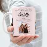 Geburtstags-Foto-Freund errötet rosa Namen Kaffeetasse<br><div class="desc">Ein Geschenk von Freunden für den 21. Geburtstag einer Frau, die ihr Leben mit 3 Fotos von ihr, ihren Freunden, ihrer Familie, ihrem Interesse oder ihren Haustieren feiert. Personalisieren und fügen Sie ihren Namen, Alter 21 und Ihre Namen. Schwarze Buchstaben. Ein gürtlicher, feminininer, rosa, goldfarbener Hintergrund mit Rose. Ihr Name...</div>