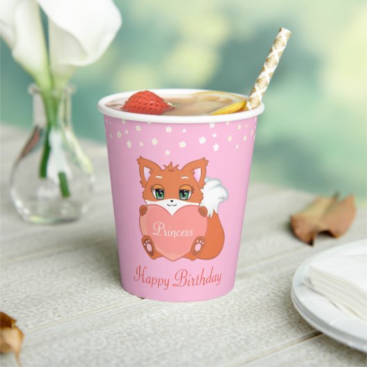 Geburtstags-Fuchs und Blumen auf Hellrosa Pappbecher (In Situ)